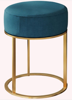 Tabouret tapissé par tissu bleu autour d'ODM pastoral minimaliste de style