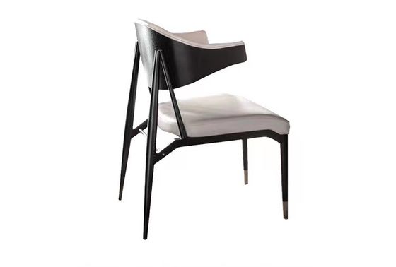 chaises dinantes en cuir noires et blanches d'ODM de meubles de restaurant d'hôtel de 590*607mm avec des bras