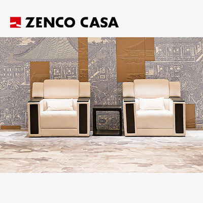 Le mobilier de la salle de réception comprend un fauteuil blanc et une table basse en bois massif.