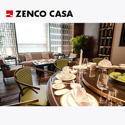 Les meubles de l'hôtel et du restaurant comprennent une table ronde avec une table tournante et des chaises assorties