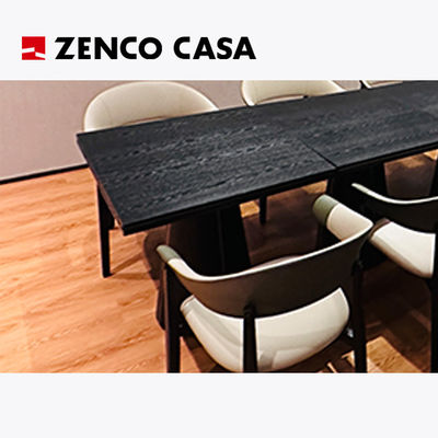 Les meubles de l'hôtel comprennent une table en bois massif et des chaises de loisirs.
