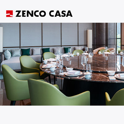 Les meubles de l'hôtel et du restaurant comprennent une table ronde en marbre pivotante et des chaises en cuir vert.