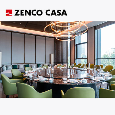 Les meubles de l'hôtel et du restaurant comprennent une table ronde en marbre pivotante et des chaises en cuir vert.