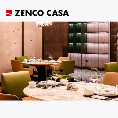 Les meubles des hôtels et des restaurants comprennent des tables rondes en marbre et des chaises en cuir