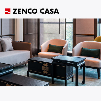 Les meubles de la zone de loisirs de l'hôtel comprennent un canapé en forme de L, une table basse et un coin salon.