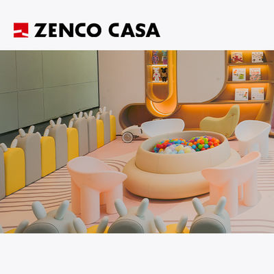 Ensemble de meubles pour les aires de jeux pour enfants avec des tabourets et des chaises colorés